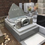 都立谷中霊園に、本小松石製の自然石墓石を建立いたしました。