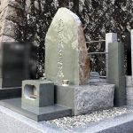 真鶴町に本小松石の自然石墓石を建立しました。