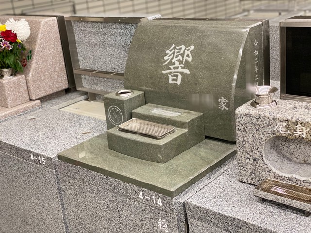 藤沢市大庭台墓園の立体墓地に本小松石製の洋型墓石を建立しました