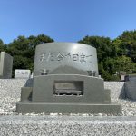 大庭台墓園にオリジナルデザインの本小松石製洋型墓石を建立しました。