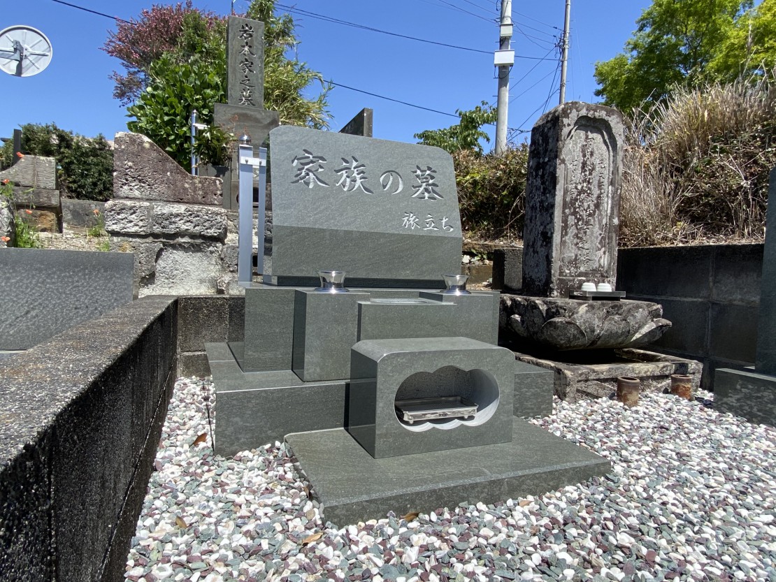 湯河原町吉浜の寺院墓地に本小松石製洋型墓石を建立しました