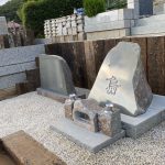 あきる野市に本小松石製自然石墓石を建立しました。